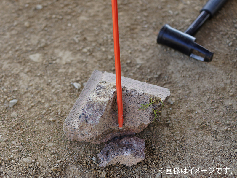 ニンジンペグ(8本セット)のメインの特徴(小石混じりでもグイグイ刺さる)