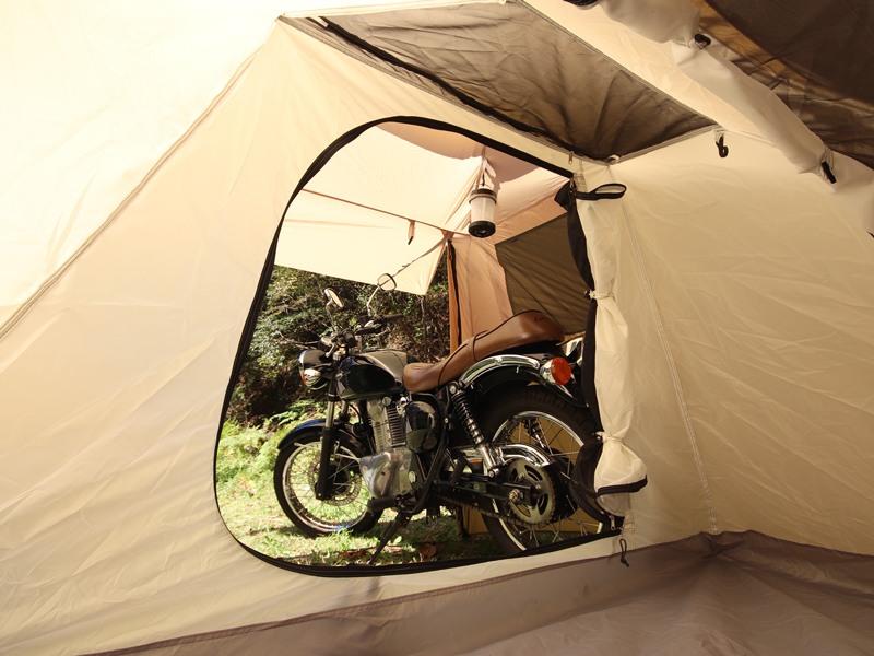 ライダーズバイクインテントのメインの特徴(バイクと一緒に眠れる!)