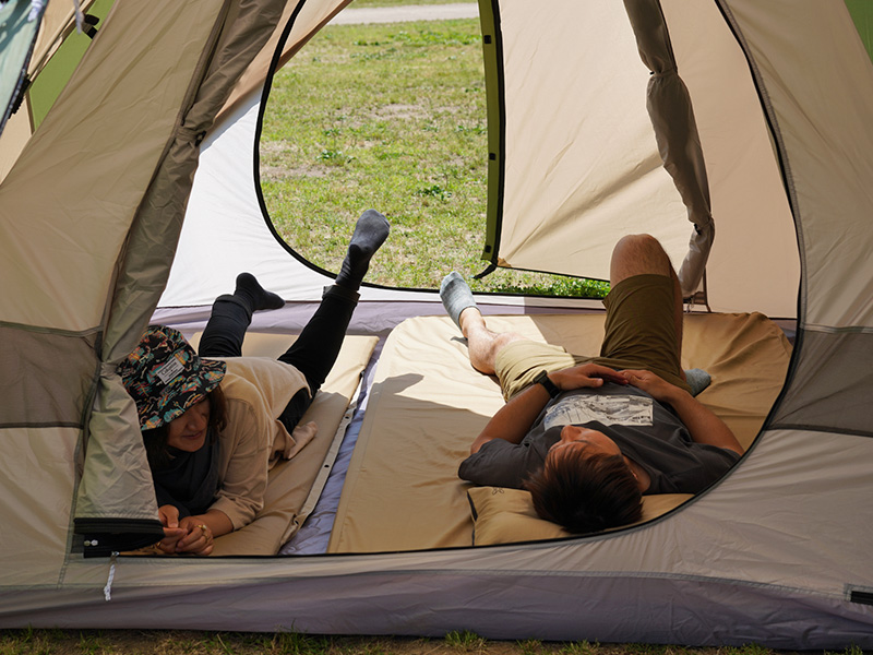 The One Touch Tent M的主要特點（可容納2至3人舒適放鬆的空間）