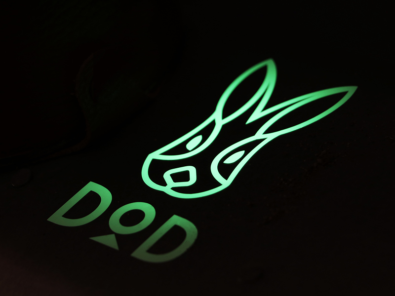  DODロゴ蓄光ステッカーMのメインの特徴（暗闇で浮かび上がる蓄光仕様）