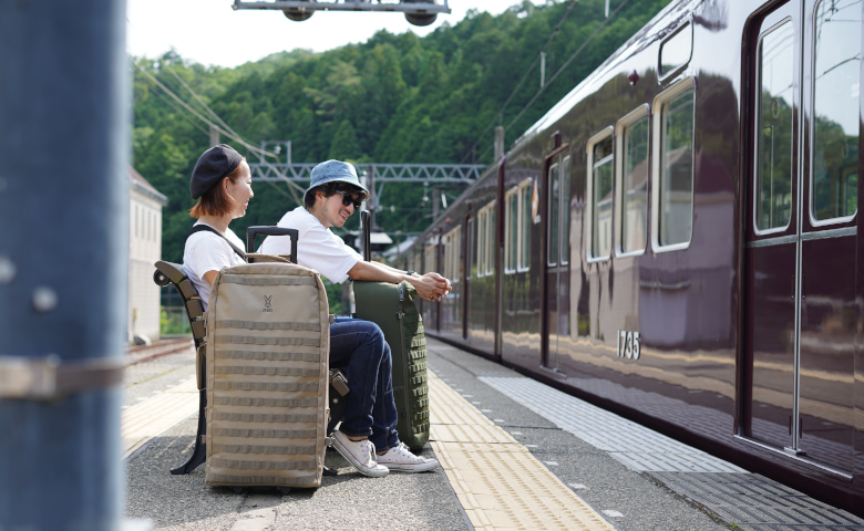 ノーモア肩見の狭い電車。全ての都市キャンパー、そして全ての都市営業マンを救う細長いスーツケース「キャンパーノ・コロコーロ」。