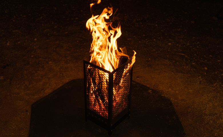 己と薪を熱く燃やせ。パッション系焚き火台「マルデカサターテ」 - DOD 