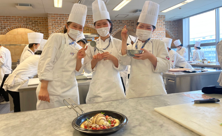 大阪調理製菓専門学校の学生にキャンプギアを託したら流石プロなソトメシができた。放浪プロレシピ。