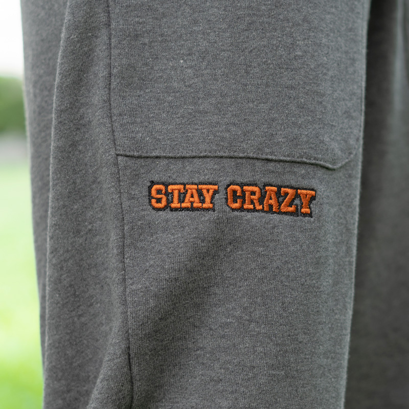  DODカレッジスウェットパンツM/L/XLのメインの特徴（DODカレッジの教育方針「STAY CRAZY」の刺繍）