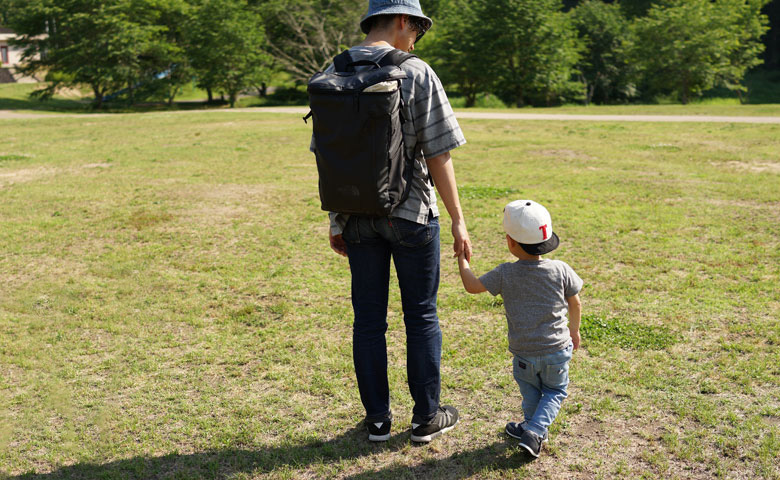 リュックを背負って子供と手をつなぐ