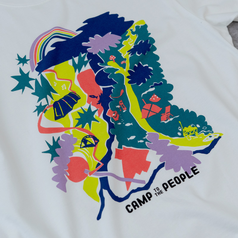  ザックリーナマップTEE(M/L/XL)のメインの特徴（ソト遊びがたくさんのキャンプ場を描いたグラフィックプリント）