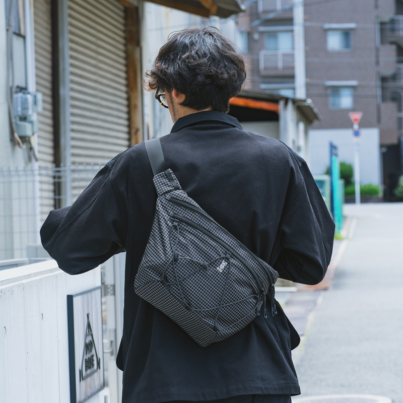  ツォイツォイボディバッグのメインの特徴（左右どちらでも使いやすいシンメトリーデザイン）