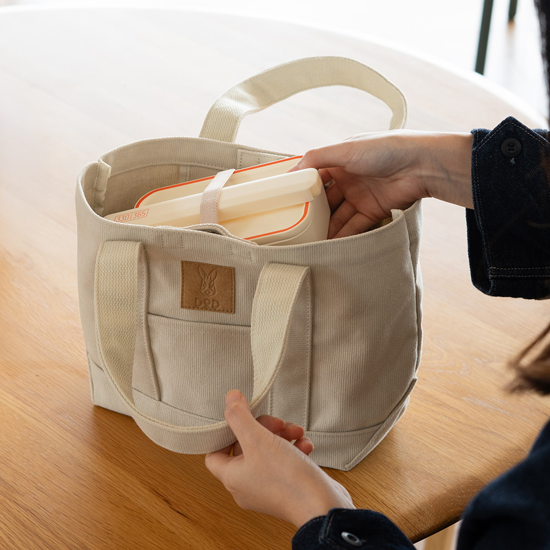  ツヨイゾキャンバースSのメインの特徴（ランチやお散歩など気軽なお出かけに便利な容量7L）