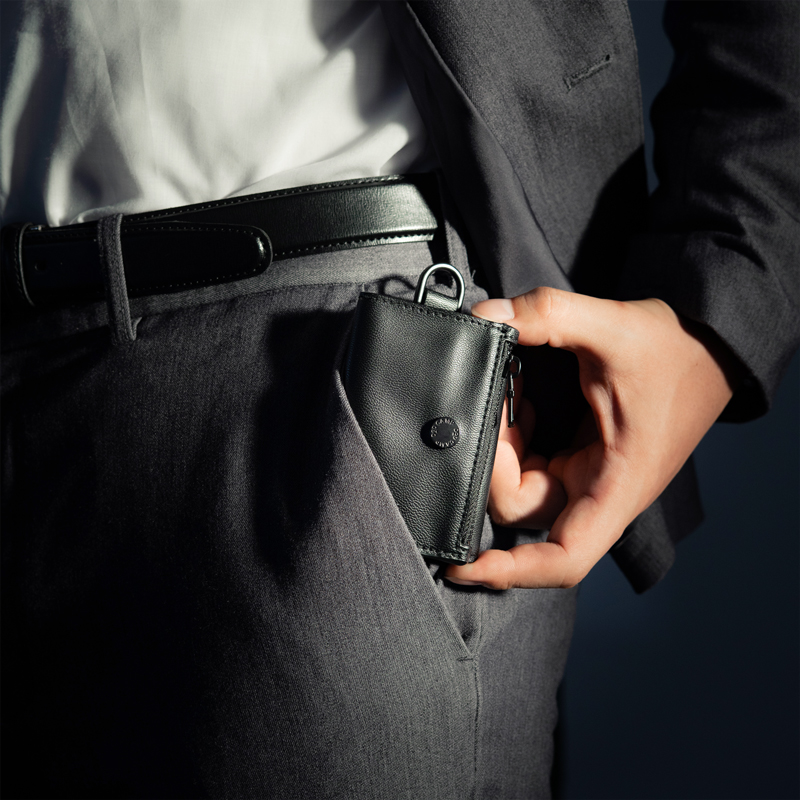  ウサゼニーレ（バンブーレザー）のメインの特徴（スーツのポケットに入れても形が崩れない）