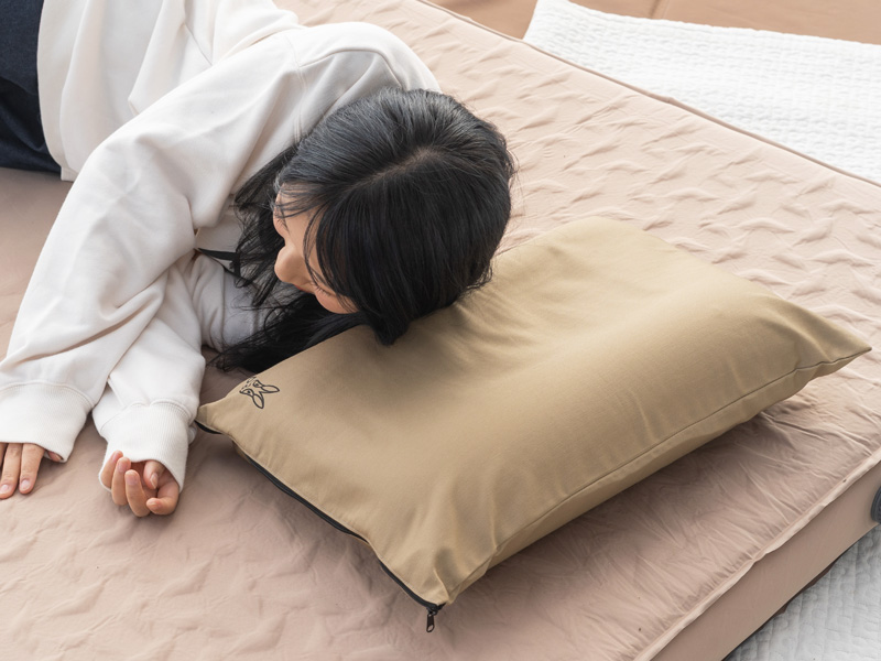  ソトネノマクラ2のメインの特徴（首筋にフィットしやすいウェーブ型形状）