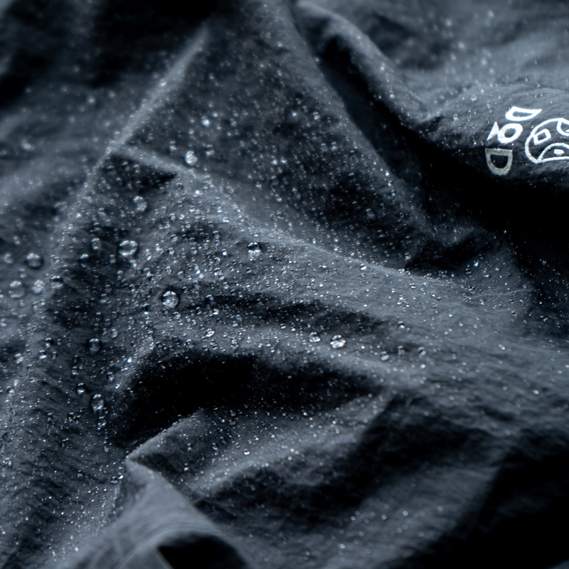  オマモリパーカーM/L/XLのメインの特徴（水濡れを気にせず楽しむ撥水加工）