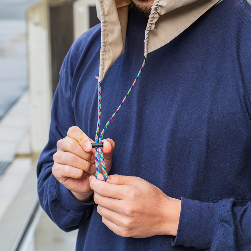  カッパーダ・キャップ（フリーサイズ）のメインの特徴（風の強い日も飛んでいかない、取り外し可能なストラップコード）