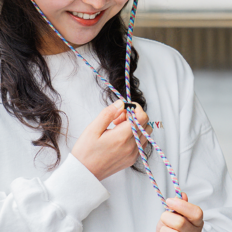  カッパーダ・ハット（フリーサイズ）のメインの特徴（風の強い日も飛んでいかない、取り外し可能なストラップコード）