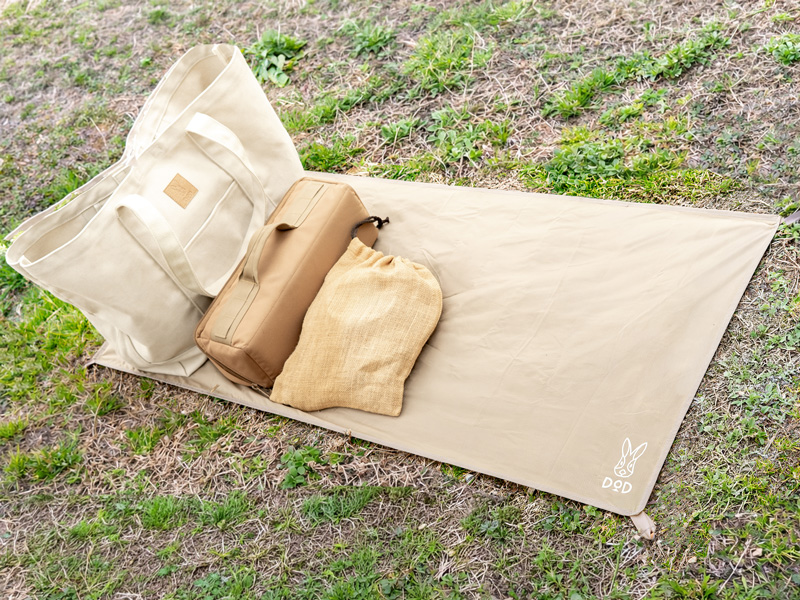  ウサンポレジャーシート Sのメインの特徴（荷物や服を「直接」地面に触れさせない ）