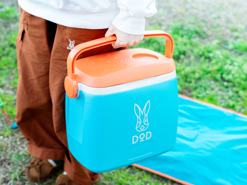  ウサンポクーラー（8）のメインの特徴（片手でひょいっと。運びやすさを極めた大型ハンドル）