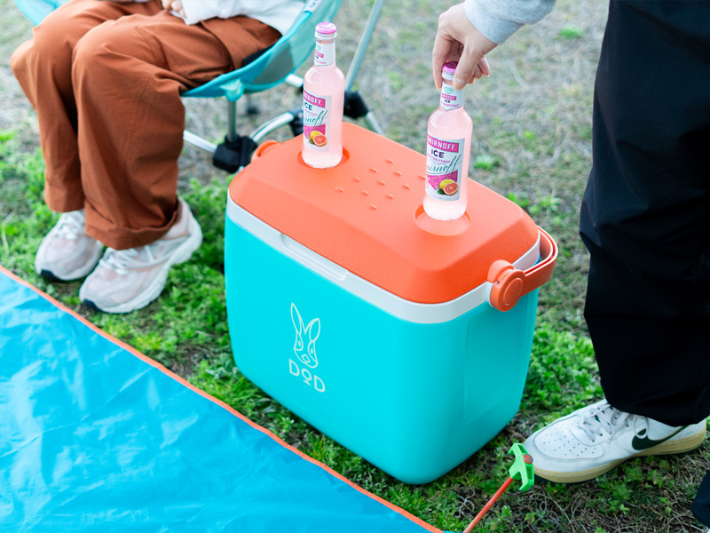  ウサンポクーラー（25）のメインの特徴（チェアの横のサイドテーブルで快適空間）