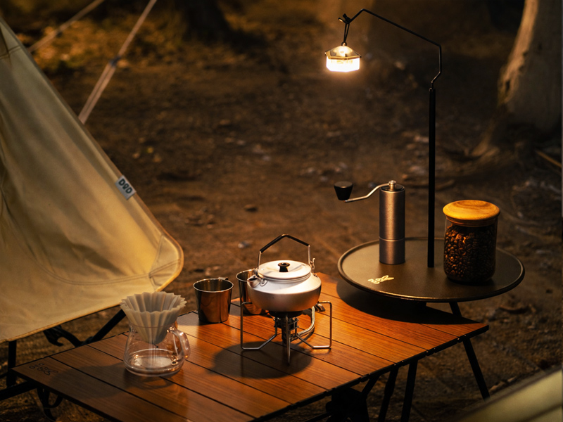  スゴイッステーブルのメインの特徴（メインテーブルを照らすランタンハンガー機能）