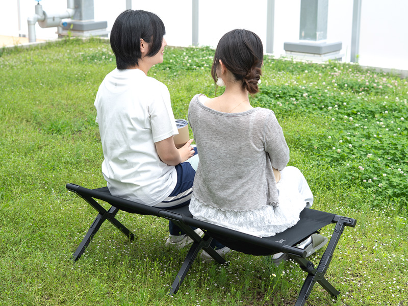  グッドラックベンチのメインの特徴（2人でゆったり座れるワイドサイズ）