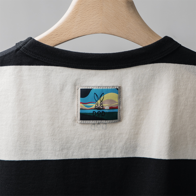  ウサロゴTEE（M/L/XL）の詳細（背表：朝焼けの風景をモチーフにしたデザインの織ネーム）