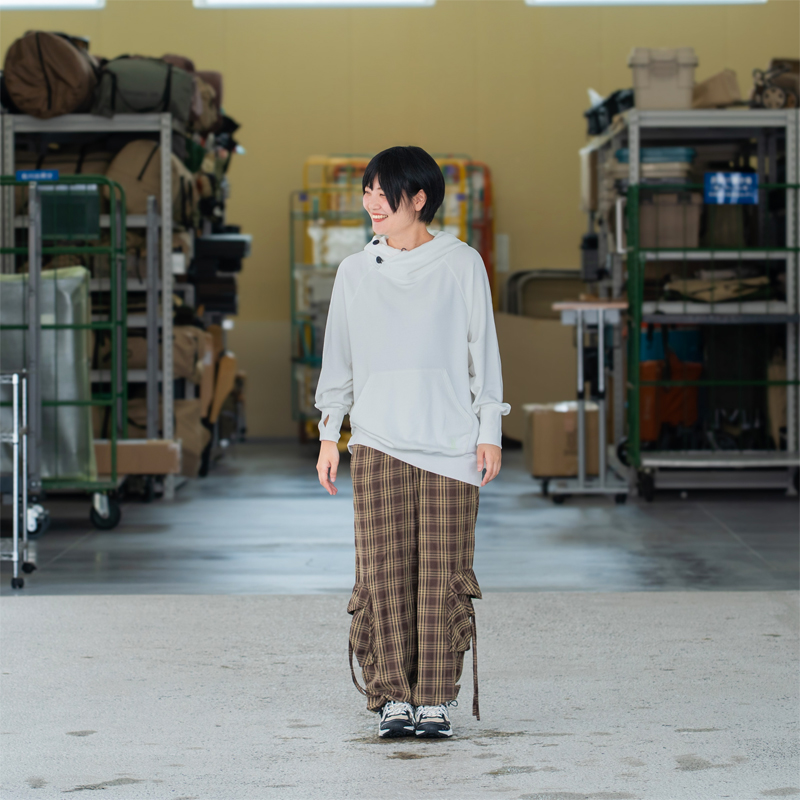 JK016-WH-F シン・ヨフケノフーディM/L/XLの着用イメージ