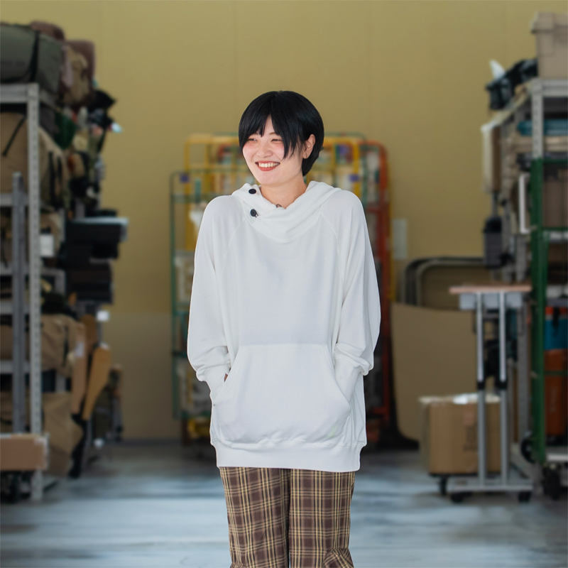 JK016-WH-F シン・ヨフケノフーディM/L/XLの着用イメージ