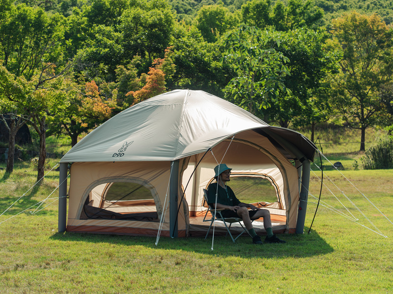 DOD Deka Kinoko Tent Air 米色大型充氣帳搭設在草地上的家庭露營情境