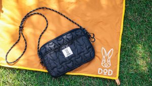 ブランドムックとしては異例の【第8弾】に突入！ アウトドアブランド「DOD」より、“ウサステッチ”キルティングを採用した多機能「お財布ショルダーバッグ」が予約開始