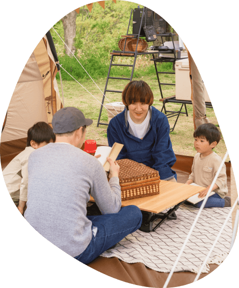 大阪府に拠点を置くアウトドアブランドDOD（ディーオーディー）の夏休みキャンプ旅行プランを紹介するページキービジュアルの画像。