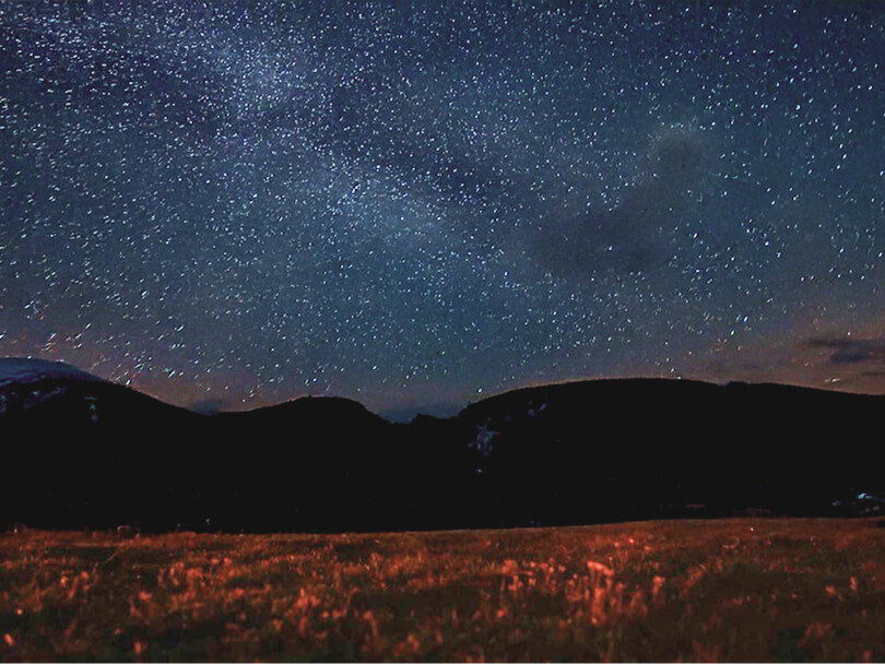 キャンプ場での星空イメージ画像。