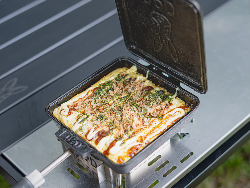 ホットサンドメーカー「アイアンうさサンドメーカー」でお好み焼きを作ったイメージ画像。