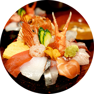 外食で海鮮丼を食べているイメージ
