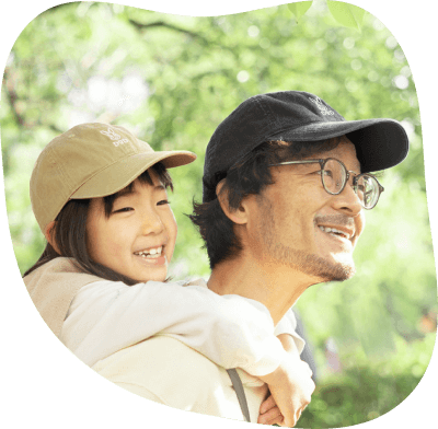 大阪府に拠点を置くアウトドアブランドDOD（ディーオーディー）の夏休みキャンプ旅行プランを紹介するランディングページ内の家族がキャンプするイメージ画像。