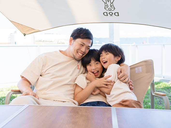 親子で干支TEEを着用する様子 1