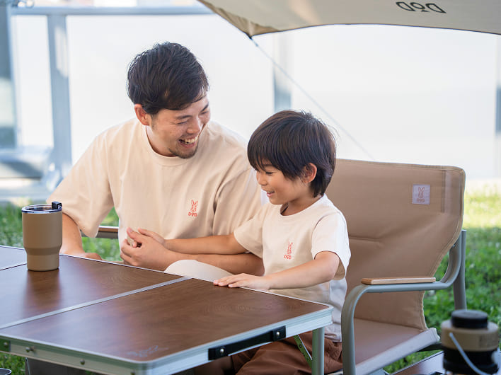 親子で干支TEEを着用する様子 3