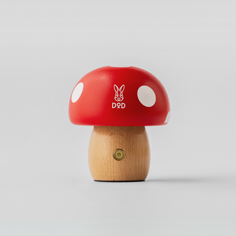 アウトドアブランド「DOD（ディーオーディー）」の、日常を彩るライフスタイルライン「330（さんさんまる）」シリーズのfave kinoko lamp（DH2-009-RD）