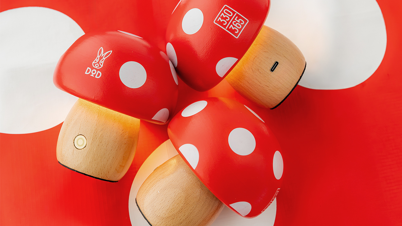 アウトドアブランド「DOD（ディーオーディー）」の、日常を彩るライフスタイルライン「330（さんさんまる）」シリーズのkinoko lampの使用イメージ写真