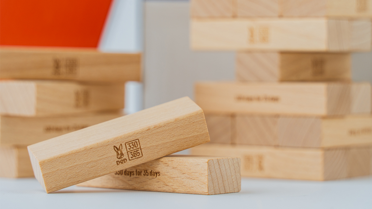 アウトドアブランド「DOD（ディーオーディー）」の、日常を彩るライフスタイルライン「330（さんさんまる）」シリーズのfave beer glass setにビールを入れて使っているイメージ写真